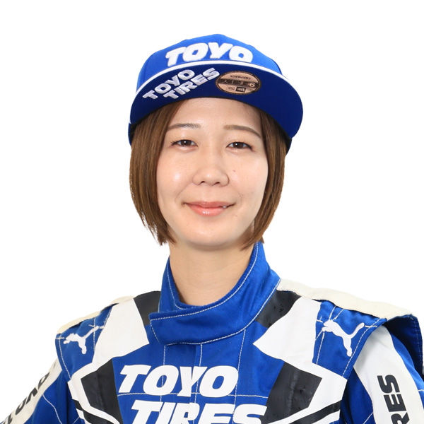 <strong>玉城 詩菜</strong><br>Team TOYO TIRES DRIFT 3<br><br><a href="https://x.com/417wisteria" target="_blank" rel="noreferrer noopener"><img decoding=