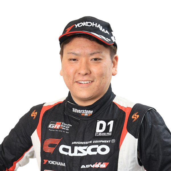 <strong>多田 康治</strong><br>CUSCO Racing<br><br><a href="https://x.com/kojitadadrift" target="_blank" rel="noreferrer noopener"><img decoding=