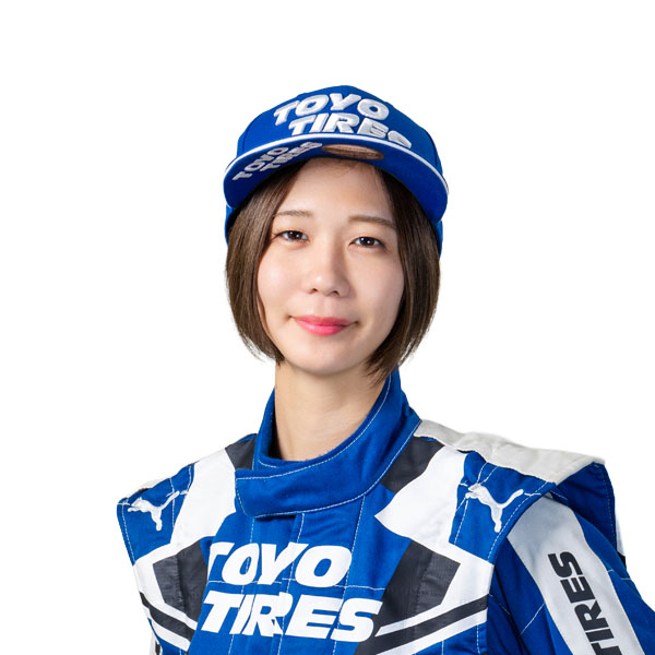 <strong>玉城 詩菜</strong><br>Team TOYO TIRES DRIFT 3<br><br><a href="https://x.com/417wisteria" target="_blank" rel="noreferrer noopener"><img decoding=